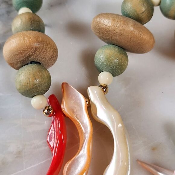 Vintage Shell & Wooden Necklace & Earring Set - Picture 6 of 9